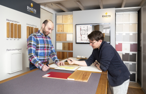 Thomas Rhein und Kevin Rauer in der Ausstellung, besprechen Kundenmuster und Zeichnungen