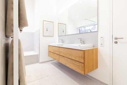 Badezimmer mit hochwertigem Eichen Massivholz-Unterschrank. - Modernes Badezimmer mit schwebendem Unterschrank aus Eiche Massivholz.