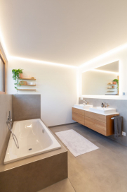Badezimmer mit hochwertigem Eichen Massivholz-Unterschrank. - Modernes Badezimmer mit schwebendem Unterschrank aus Eiche Massivholz.