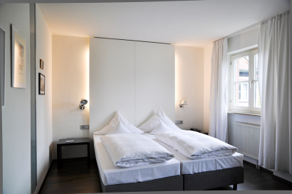Schlafzimmer mit Hüsler Nest - Bett, gesunder Schlaf, durchschlafen mit dem Hüsler Nest System, Schreinerei Würzburg, Bettsystem