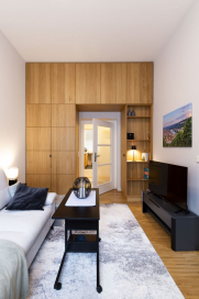 Maßgefertigter Wohnzimmerschrank aus Eiche Massivholz - Maßgefertigter Wohnzimmerschrank aus Eiche Massivholz mit integriertem Türdurchgang und offenem Regalbereich.