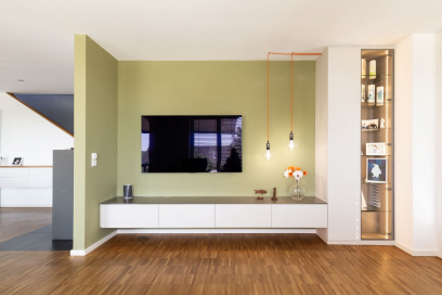 TV-Lowboard mit klarer Linienführung. - Modernes TV-Lowboard mit klarer Linienführung und großzügigem Stauraum im Wohnbereich.